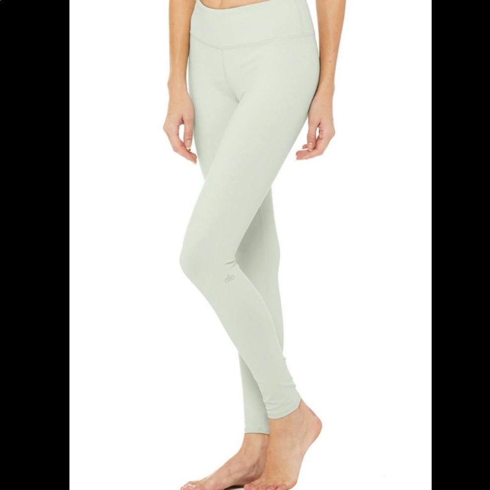 Alo Airbrush Leggings in Pistachio